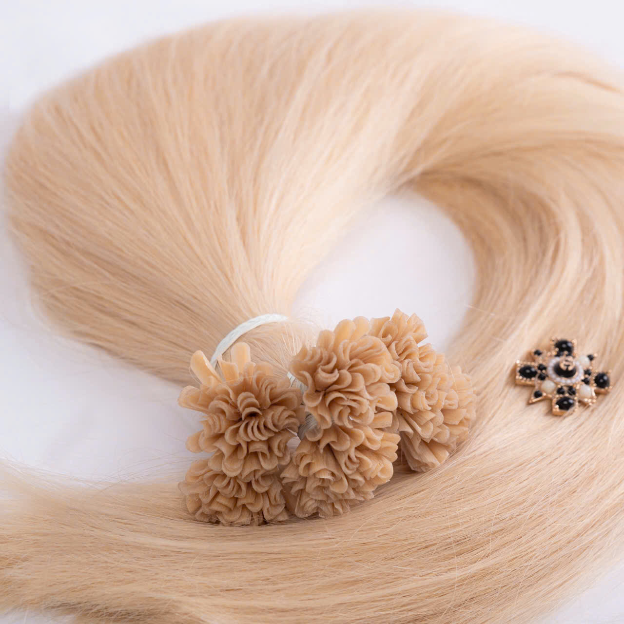 keratin-U-tip-hair-extensions-blonde